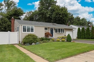 10 Park Dr in Old Bethpage, NY - Building Photo - Building Photo