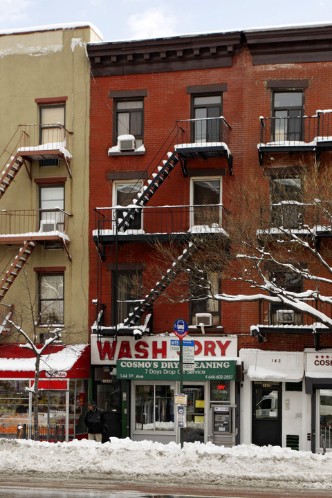 144 1st Ave in New York, NY - Foto de edificio