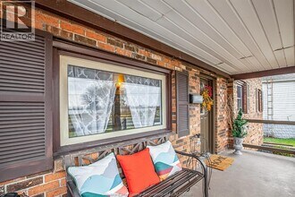 8057 Riverside Dr E in Windsor, ON - Foto de edificio - Building Photo