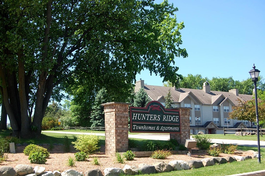 Hunters Ridge in Pewaukee, WI - Building Photo