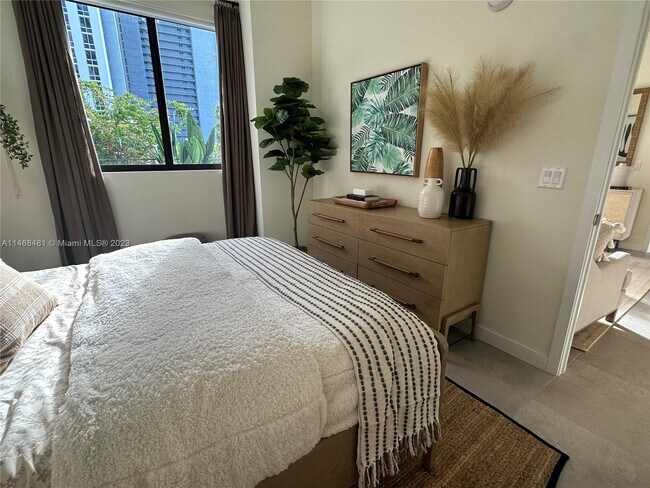 16395 Biscayne Blvd-Unit -313 in North Miami Beach, FL - Foto de edificio - Building Photo