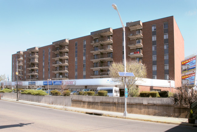 Linden Tower Condominiums in Linden, NJ - Building Photo - Building Photo