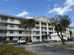 1705 Whitehall Dr in Davie, FL - Building Photo - Building Photo