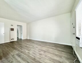 1010 N Orange Grove Ave in West Hollywood, CA - Foto de edificio - Building Photo