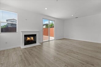8537 Thunderbird Dr in Los Angeles, CA - Building Photo - Building Photo