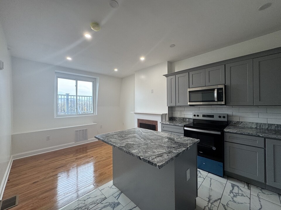 314 Warren St, Unit 3 in Boston, MA - Building Photo