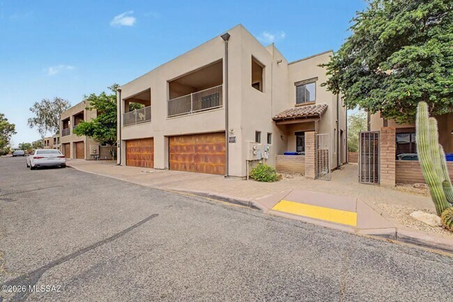property at 4112 N Thurston Ln