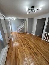 157 School St, Unit C in East Hartford, CT - Building Photo - Building Photo