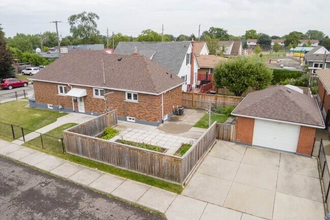 1240 Dunsmure Rd in Hamilton, ON - Building Photo - Building Photo