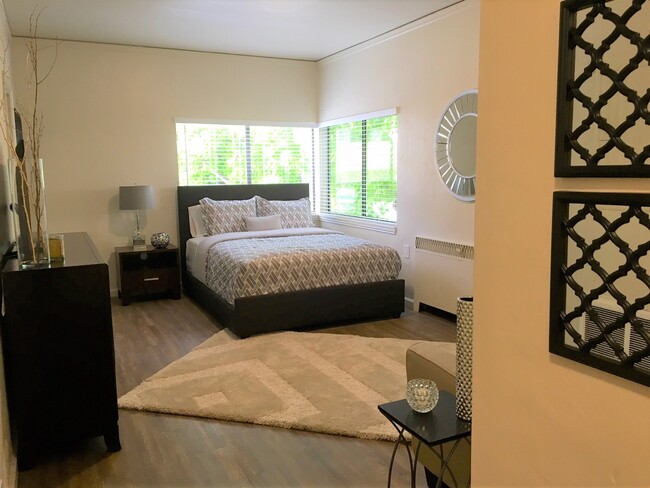 Highland Apartments in Burlingame, CA - Building Photo - Building Photo