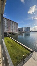 17500 N Bay Rd in Sunny Isles Beach, FL - Foto de edificio - Building Photo