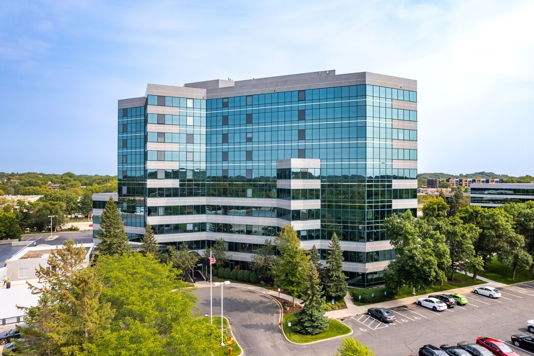 Cloud 9 at Sky Flats in Minnetonka, MN - Building Photo