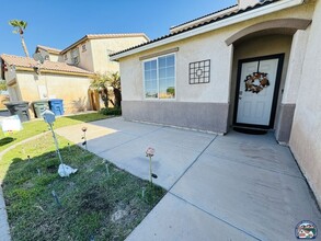 835 Palmview Ave in El Centro, CA - Foto de edificio - Building Photo