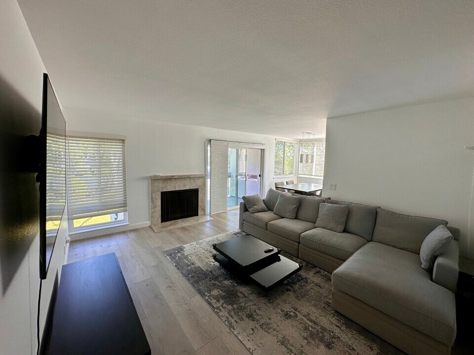 1041 Shell Blvd, Unit 6 in Foster City, CA - Building Photo