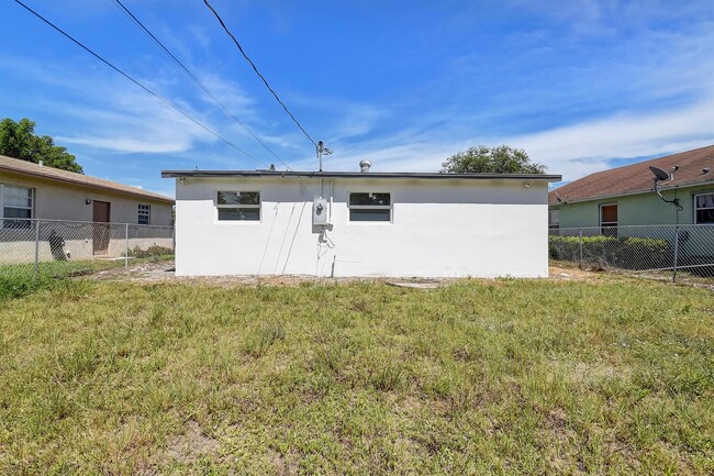 44 NW 13th Ave in Delray Beach, FL - Foto de edificio - Building Photo