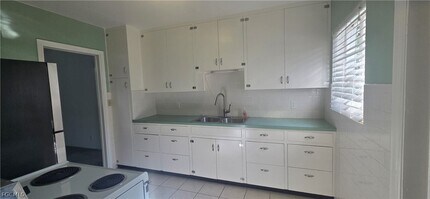 1662 Houston Dr in Ft. Myers, FL - Building Photo - Building Photo