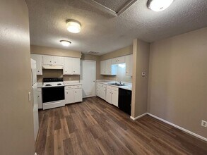 1710 Elkhart Ave, Unit D in Lubbock, TX - Building Photo - Building Photo