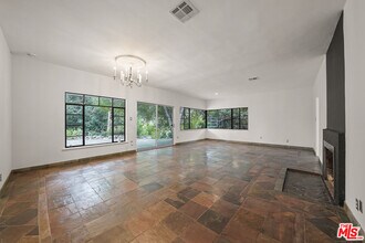 1581 Clear View Dr in Los Angeles, CA - Building Photo - Building Photo