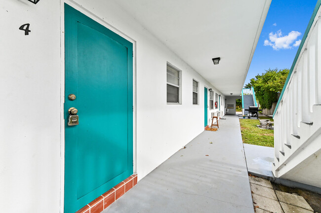 1111 N Federal Hwy in Lake Worth Beach, FL - Building Photo - Building Photo