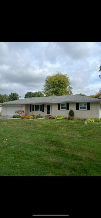 5044 Jolly Rd in Sylvania, OH - Foto de edificio