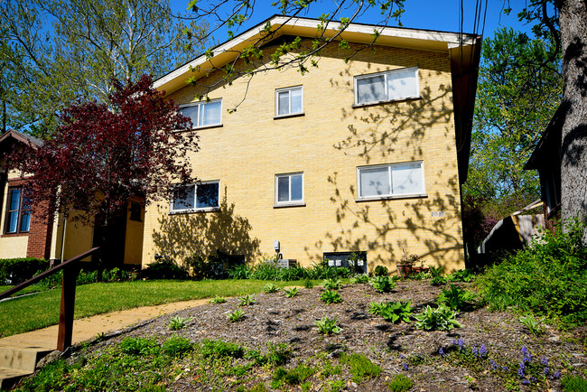 2017 Bellevue Ave in Maplewood, MO - Building Photo - Building Photo