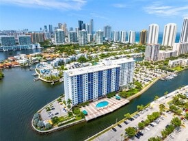 400 Kings Point Dr in Sunny Isles Beach, FL - Building Photo