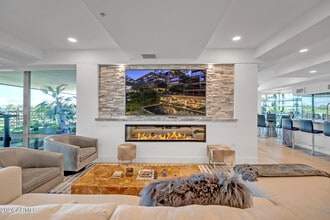 7117 E Rancho Vista Dr in Scottsdale, AZ - Building Photo - Building Photo