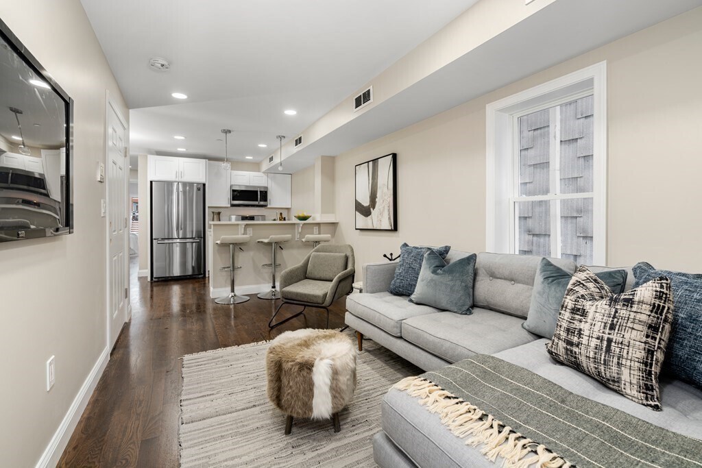 229 Maverick St in Boston, MA - Building Photo