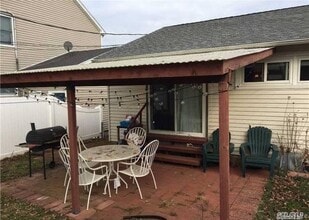 161 Dartmouth Dr in Hicksville, NY - Building Photo - Building Photo