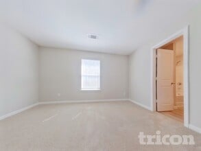 326 Augusta Woods Dr in Villa Rica, GA - Foto de edificio - Building Photo