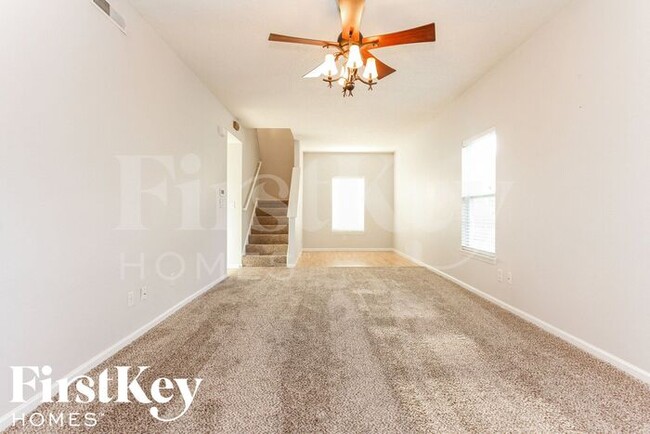 8120 Whitham Dr in Indianapolis, IN - Foto de edificio - Building Photo