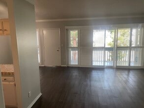 631 S Prospect Ave, Unit 203 in Redondo Beach, CA - Foto de edificio - Building Photo