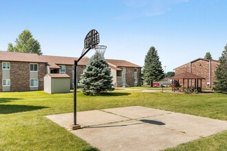 Burbank Village Apartments in Pella, IA - Foto de edificio - Building Photo