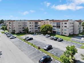 2840 Somerset Dr, Unit 216M in Lauderdale Lakes, FL - Building Photo - Building Photo