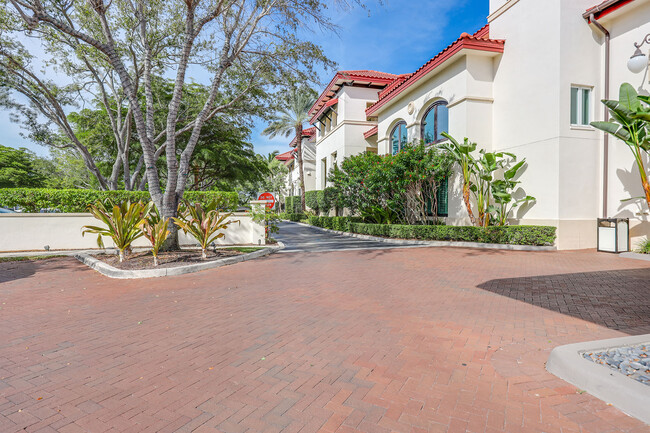 221 9th St S in Naples, FL - Building Photo - Building Photo