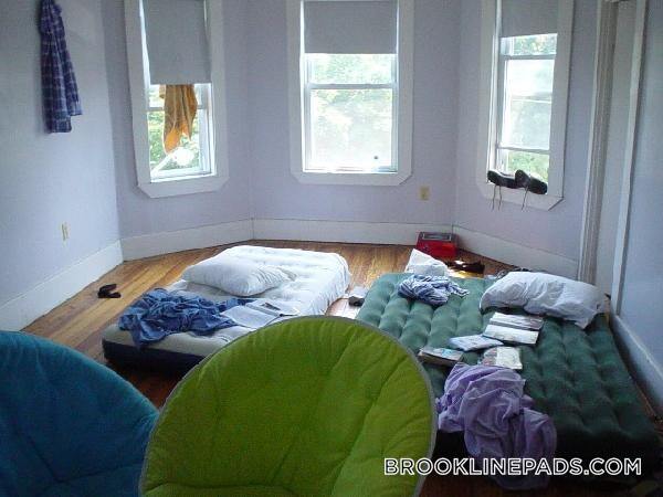 135 Brook St in Brookline, MA - Foto de edificio - Building Photo