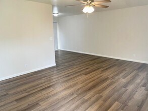 363 Florinda St in Hanford, CA - Foto de edificio - Building Photo