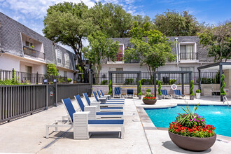 The Ashley at Bluffview Apartments in Dallas, TX - Building Photo - Building Photo