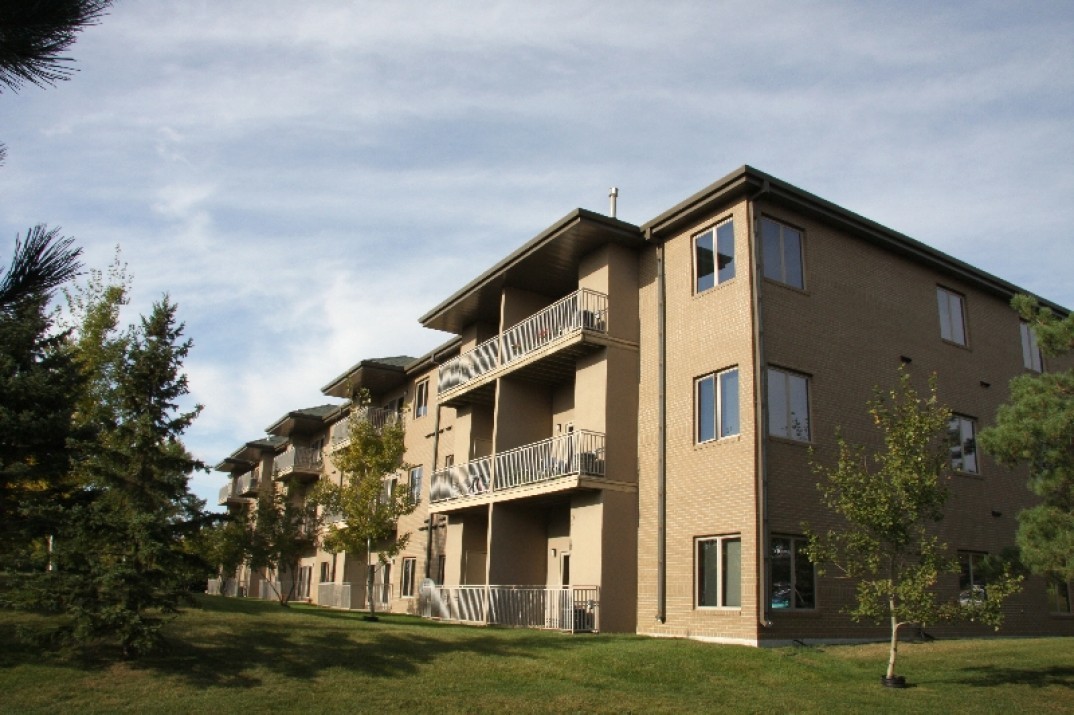 Pines at Four Hills in Sioux Falls, SD - Foto de edificio