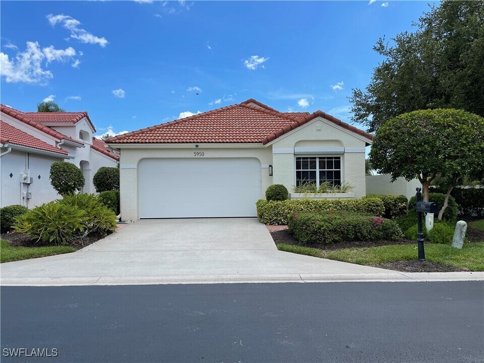 5950 Almaden Dr in Naples, FL - Building Photo