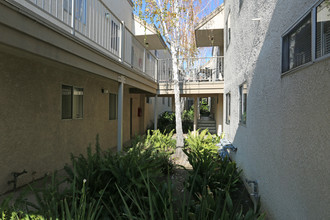 Crescenta Village in La Crescenta, CA - Building Photo - Building Photo