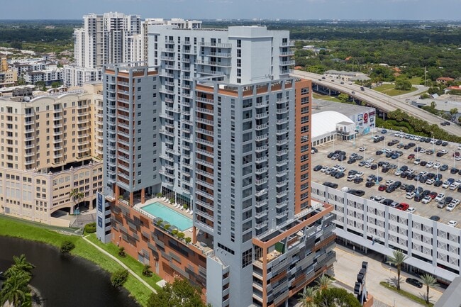 Motion at Dadeland in Miami, FL - Foto de edificio - Building Photo