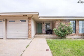 702 W Clara Ave in Iowa Park, TX - Building Photo - Building Photo