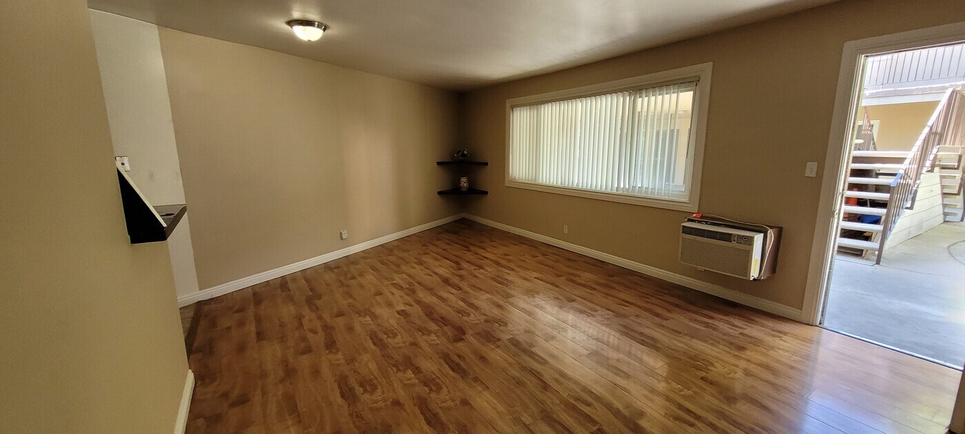 24370 Newhall Ave in Newhall, CA - Building Photo