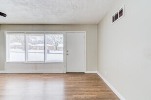 110 De Smet Dr in Florissant, MO - Building Photo