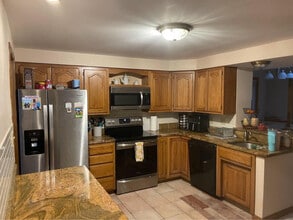 74 Mansion Rd in Wallingford, CT - Foto de edificio - Building Photo