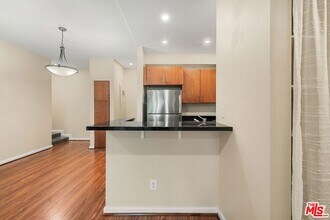 8300 Manitoba St in Los Angeles, CA - Foto de edificio - Building Photo