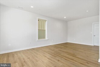 8451 Red Sage Ln in Urbana, MD - Foto de edificio - Building Photo