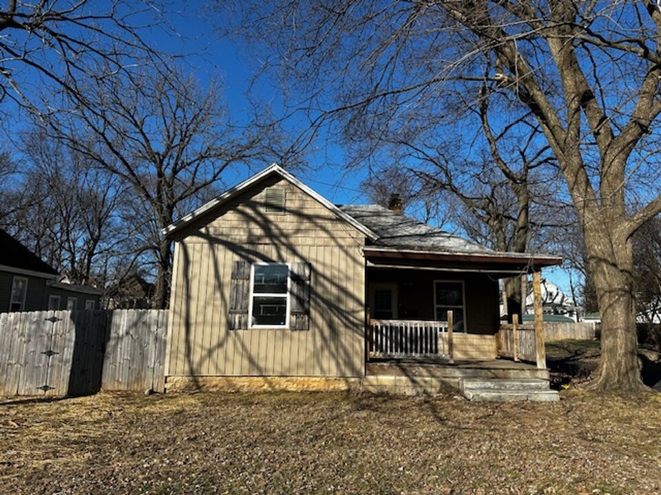 801 W Mt Vernon St in Springfield, MO - Building Photo