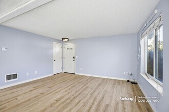 9243 Palatine Ave N in Seattle, WA - Foto de edificio - Building Photo